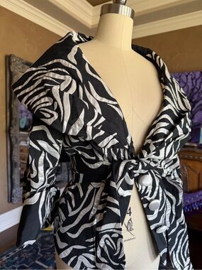 Sexy Unique Black & White Sweater Jacket